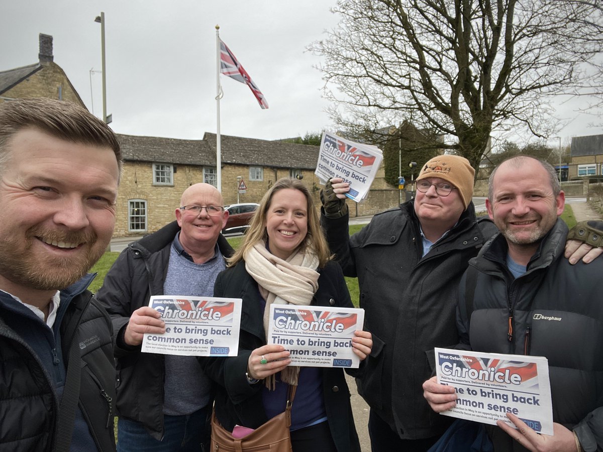 📬🗞️ Some of the team out this afternoon delivering in #ChippingNorton. Labour have taken this town for granted for too long. It’s time to change that. 

Help us beat them 👇witneyconservatives.com/get-involved