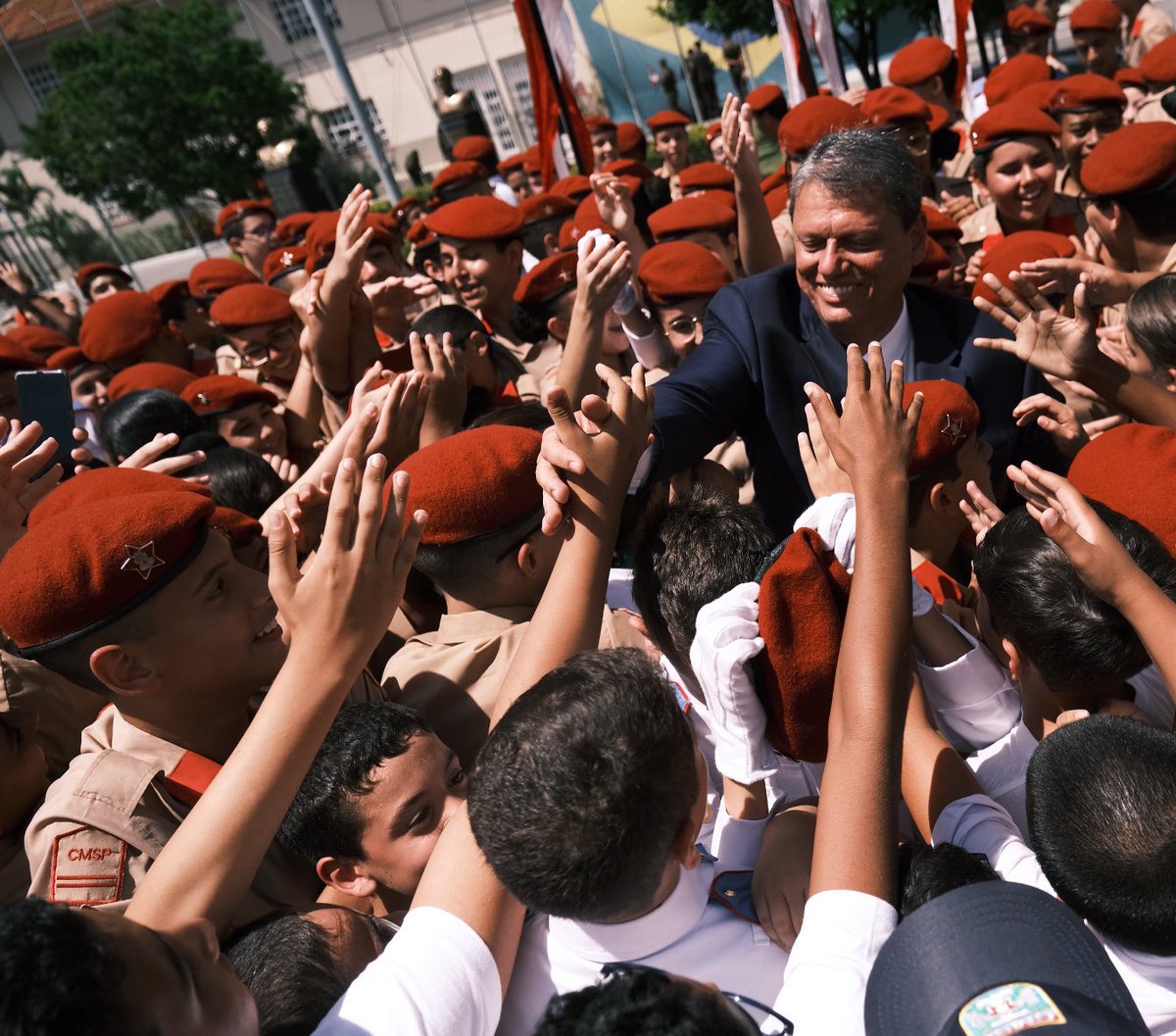 Foi assim que fui surpreendido em visita ao Colégio Militar de São Paulo. Ver essa garotada alegre e cheia de sonhos me trouxe muitas lembranças boas. Devo tudo que sou hoje ao ensino que tive nos colégios e instituições militares. A educação transforma.