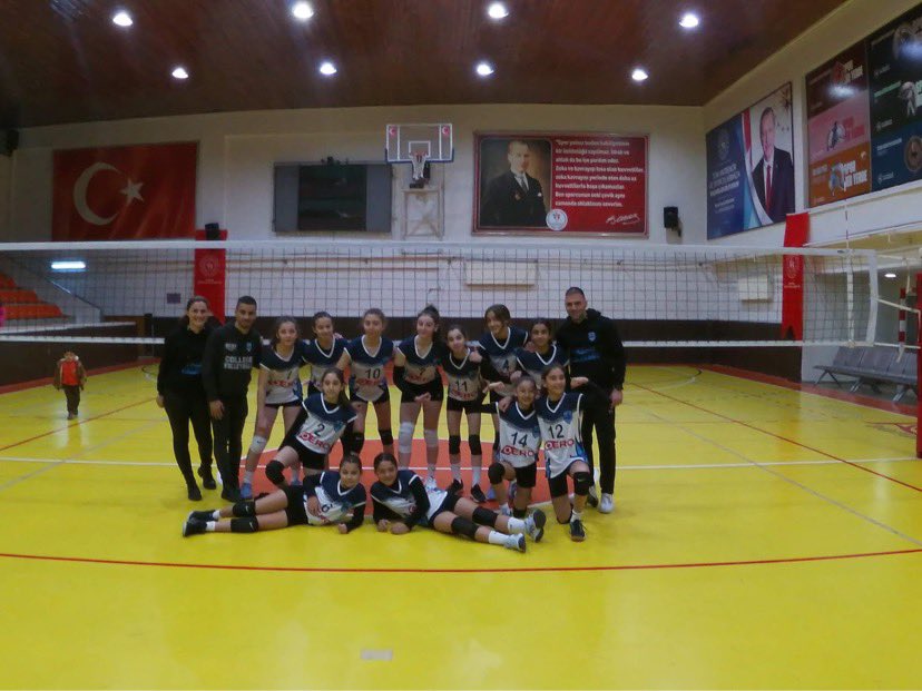 Bir ay oluyor siz gideli
Koskoca bir ay 
Siz gittiniz ve biz eksik kaldık 
Gülüşlerimiz, mutluluğumuz, hayatımız … yarım kaldı 
Oysa ki bir ay önce bugün ne çok mutluyduk maçınızı kazandınız diye
Kim derdi ki bu 
Son galibiyetiniz
Son maçınız olacak  … 
#isiasiçinsesver