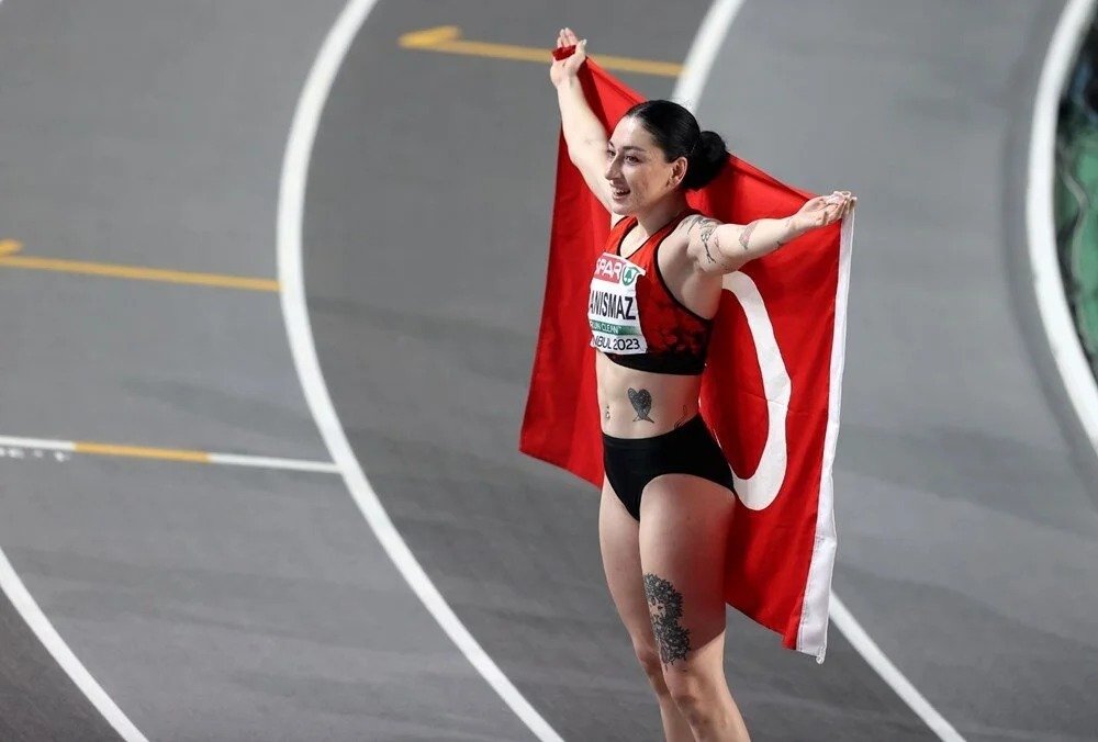 🇹🇷 Tuğba Danışmaz, Avrupa şampiyonu ! 🥇

Milli atletimiz Tuğba Danışmaz, Avrupa Salon Atletizm Şampiyonası kadınlar üç adım atlama finalinde 14.31’lik derecesiyle Türkiye rekoru kırarak altın madalya kazandı. Tebrikler #TuğbaDanısmaz