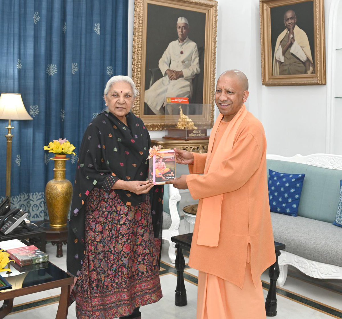 ranaashutosh10's tweet photo. यह मेरे लिये अत्यंत हर्ष का विषय है की माननीय मुख्यमंत्री यूपी श्री @myogiadityanath जी ने #रामराज्य महामहिम राज्यपाल श्रीमती @anandibenpatel जी को उपहार स्वरूप प्रदान की। अभिभूत हूँ, सादर प्रणाम जय श्री सीताराम 🙏🌹 https://t.co/PvSNy6Z9Mo