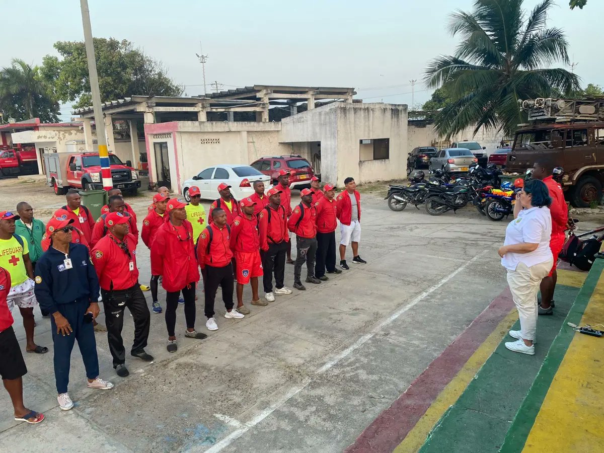 secinteriorctg's tweet image. 📝👏La secretaria del Interior, @anamgonzalezf, convocó al coordinador de #GuardianesdePlayas, Deivy Villa Moncaris y al grupo de 64 guardavidas profesionales, para adelantar la construcción colectiva del procedimiento de atención en playa, de acuerdo a #MIPG.