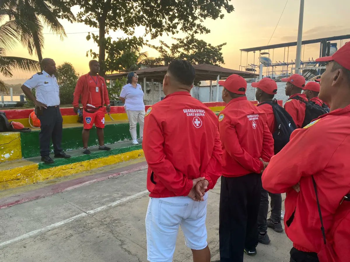 secinteriorctg's tweet image. 📝👏La secretaria del Interior, @anamgonzalezf, convocó al coordinador de #GuardianesdePlayas, Deivy Villa Moncaris y al grupo de 64 guardavidas profesionales, para adelantar la construcción colectiva del procedimiento de atención en playa, de acuerdo a #MIPG.