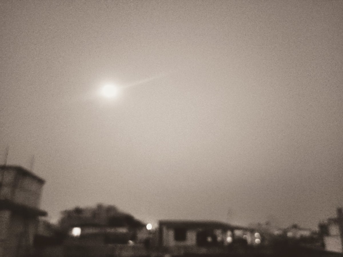 Sach puchiye toh janab chand khelana toh har kisi ko pasand hai par asal me chand banna kisi ko manzoor nahi kyunki chand ko dur se dekhte sab hai par rehna use akela hi padta hai. Kya kariye esi khubsoorti ka jab naseeb me sirf tanahyi hi ho.