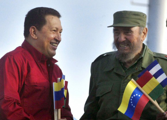 cubadebatecu's tweet photo. 🇻🇪🇨🇺 Con #Chávez a muchos nos pasa como con el padre o el amigo que la vida nos arrebató, pero que no dejamos ir del todo de nuestras vidas. Entonces lo traemos de vuelta una y otra vez, con cariño, en cuentos, imágenes, recuerdos…

📷 @fotoIsmaelito

🔗 https://t.co/25m65unR9W https://t.co/eh59Exw8Wp
