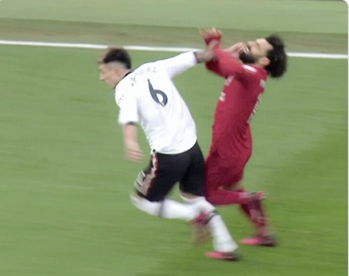 FootballJOE's tweet photo. Should Martinez have been sent off? 🤔 https://t.co/QmJLPdNtxK