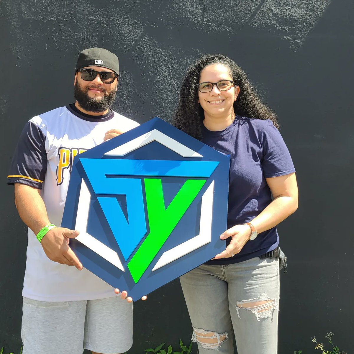 ElMafiosoGamer's tweet photo. Ayer hicimos entrega del premio mayor para el concurso de Tus Mejores Clips ¿Quien Sera Coronado El Mejor? En el cual @SuperYari_8 fue la ganadora y como ven escogio su logo echo por @Sebitongogaming 🔥
Muchas gracias a todos los que participaron y apoyaron este proyecto
#gamers https://t.co/UBobRv0sS7