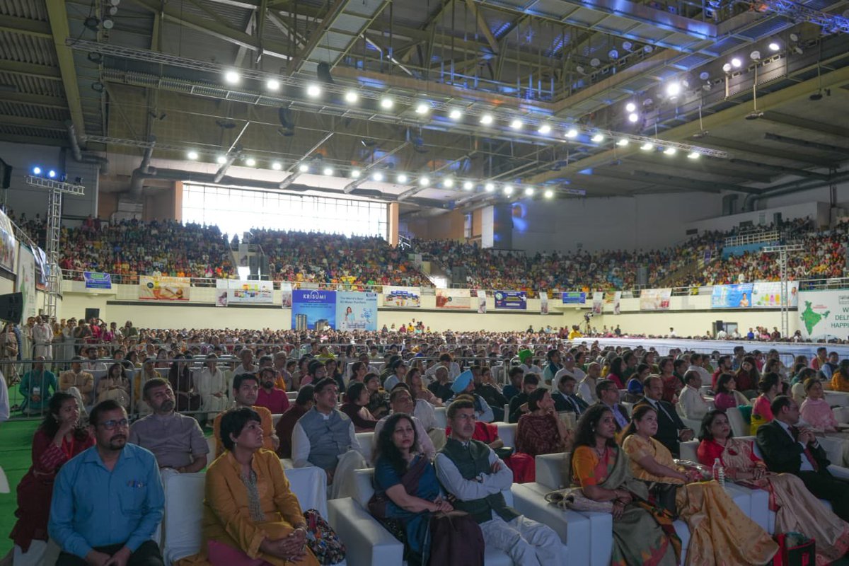 Gurudev's tweet photo. 7,000 people experienced Sudarshan Kriya for the first time as part of the Happiness Mahotsav held in Delhi. https://t.co/rIqQHuEwQA