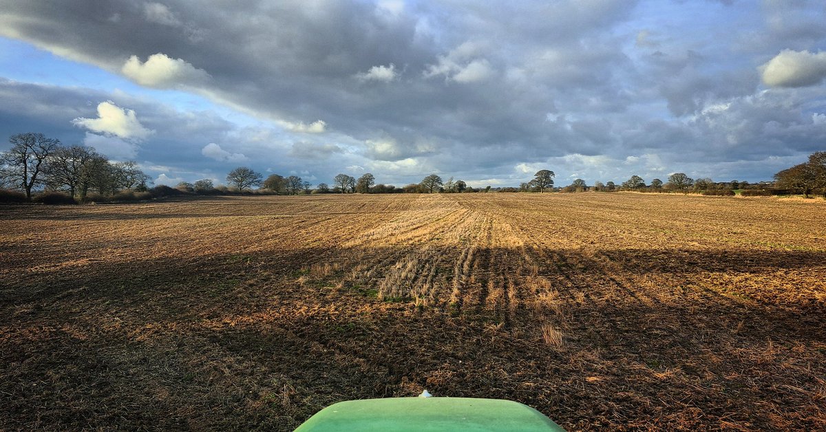 SoultonHall's tweet photo. #springbeans going in on the field on the left as you go to the barrow.
This field is called "The Brickle" as its where over the centuries bricks have been fired. https://t.co/PAqsKVuwmw
