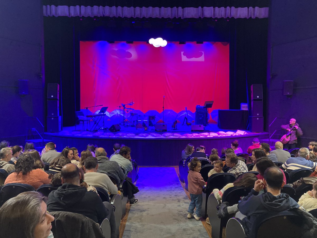 nubebes's tweet photo. Todo preparado, nuns intres comezamos a clausura de #Núbebes23. Fpi un enorme pracer compartir estes días con vós. 🐣🥰 https://t.co/qLNrUNXJQB