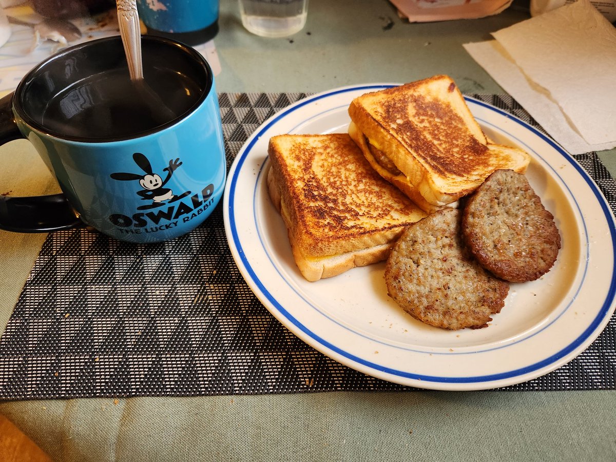 Satoshi__c's tweet photo. Breakfast time
#cheesesandwhich
#sausage
#CoffeeTime
#Coffee
#Oswaldtheluckyrabbit https://t.co/0so5d1ok9z