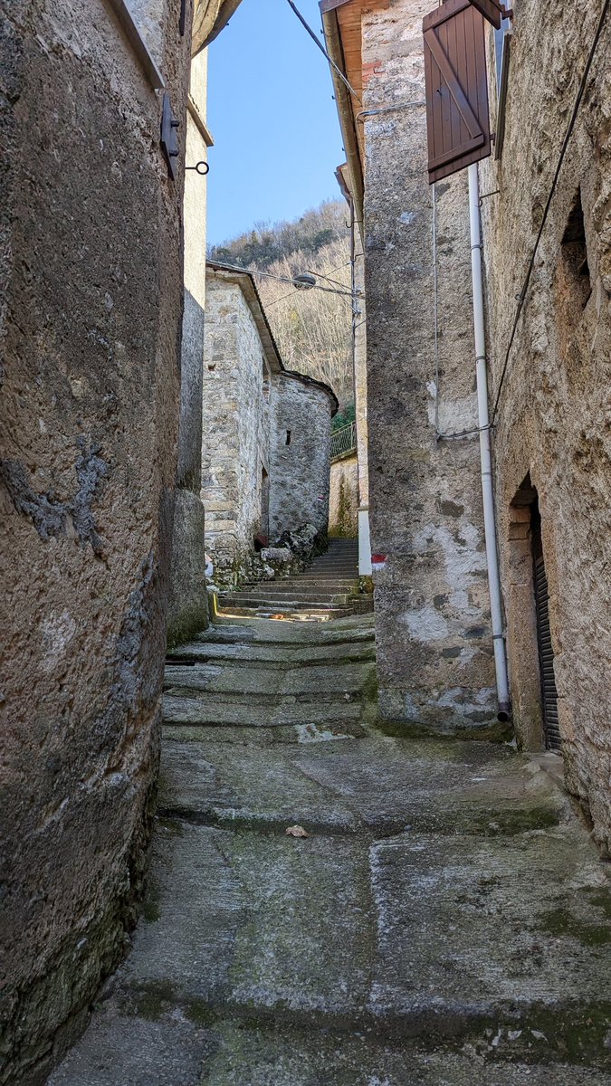 ale_canova's tweet photo. Il piccolo borgo di Aiola, la porta dei adesso ad un bellissimo bosco dove passeggiare è sempre rigenerante 🙂

#aiola #lunigiana #passeggiata #bosco #domenica #sundaymood https://t.co/yO62dkrEkB
