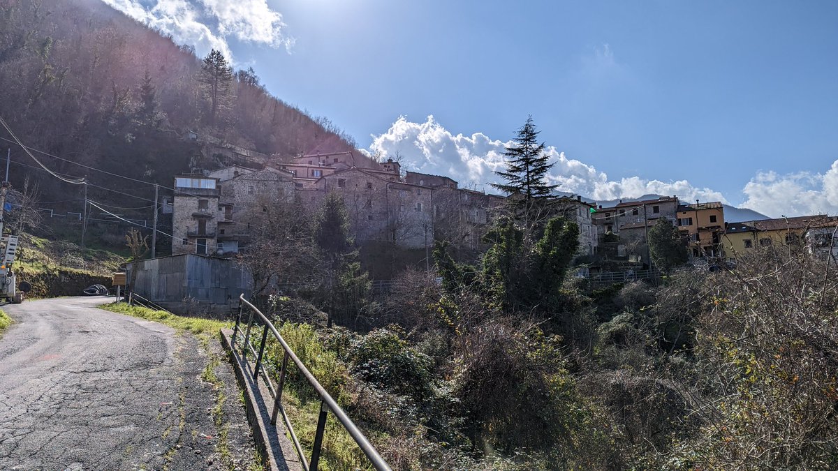 ale_canova's tweet photo. Il piccolo borgo di Aiola, la porta dei adesso ad un bellissimo bosco dove passeggiare è sempre rigenerante 🙂

#aiola #lunigiana #passeggiata #bosco #domenica #sundaymood https://t.co/yO62dkrEkB