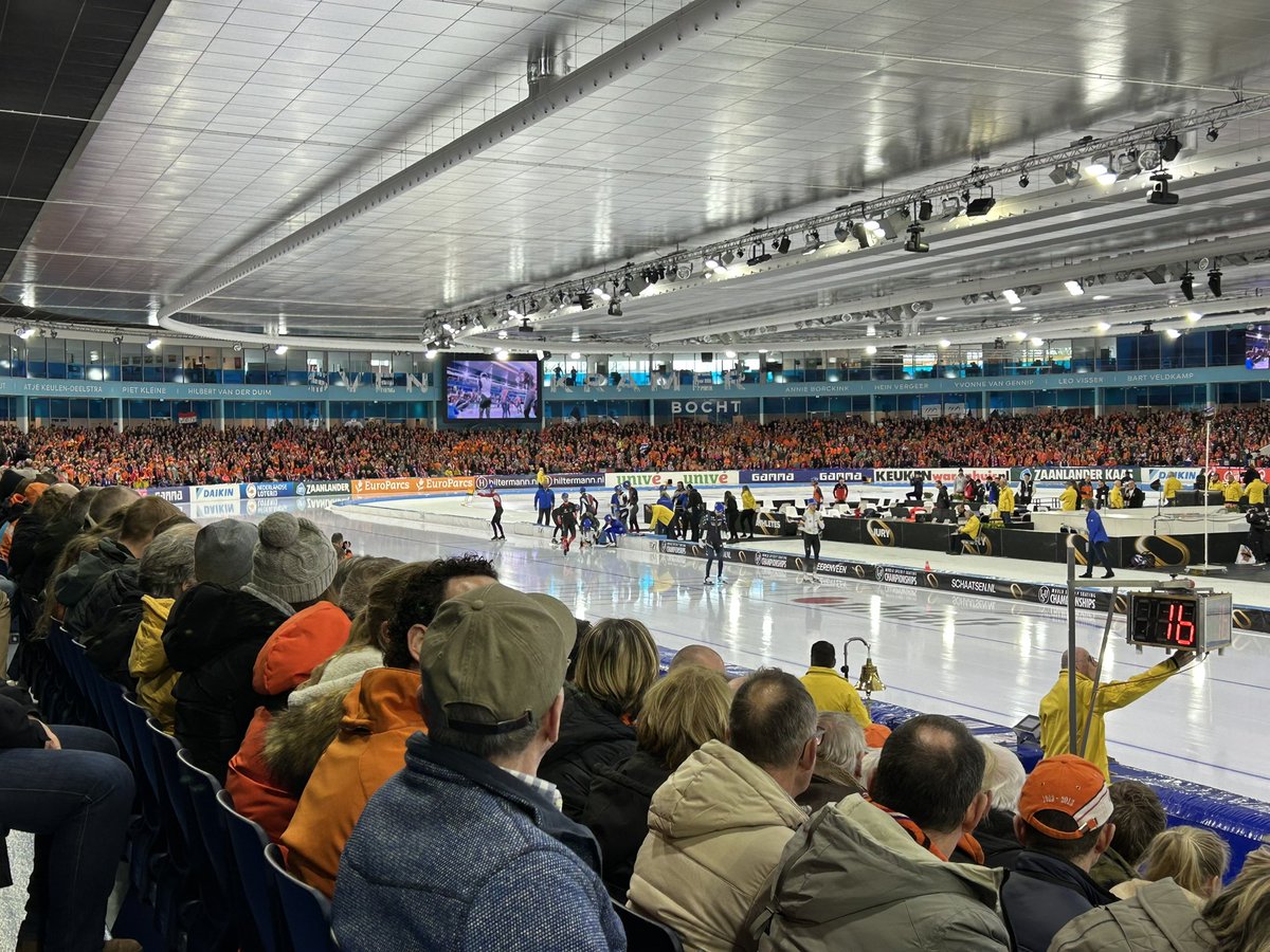 JorritsmaEvert's tweet photo. Ongekend @Thialf schaatsfeest. Meer dan 10k toeschouwers en miljoenen kijkers op tv. Heerlijke seizoensafsluiter met topprestaties en een trackrecord! https://t.co/YLDMebQLNG