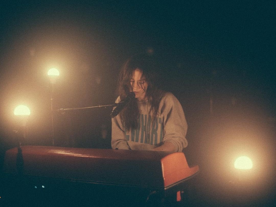abramsjpg's tweet photo. it’s all about gracie abrams’ tour aesthetic! <3 https://t.co/pGRXnrpxk2