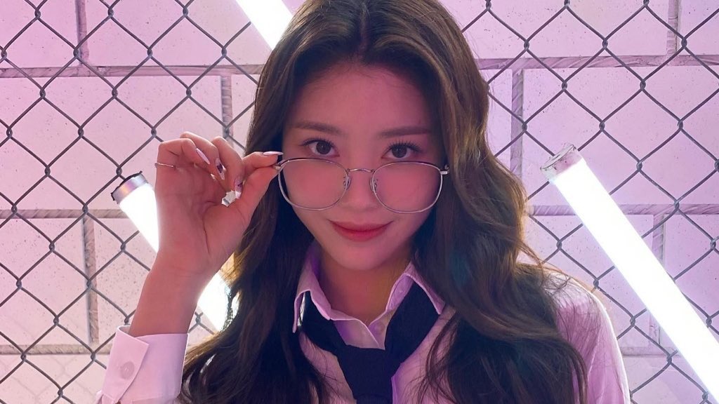 ˒˒ Me tomé el día para hacer nada, pero es imposible si hoy toca #𝕤un𝑓l𔘓wēr·𝟸番·𝚛eturn y está sonando #𝙰𝖝é𝑙𝑙e寫在𝚂𝕥ąrs por los parlantes de la empresa, si escuchan a alguien cantar a todo lo que da, no soy yo. 🤫

꒷ ៸៸  𝖇ɑd luckγ.  ⏝  🐈‍⬛   𝐧ovɑ  ៹