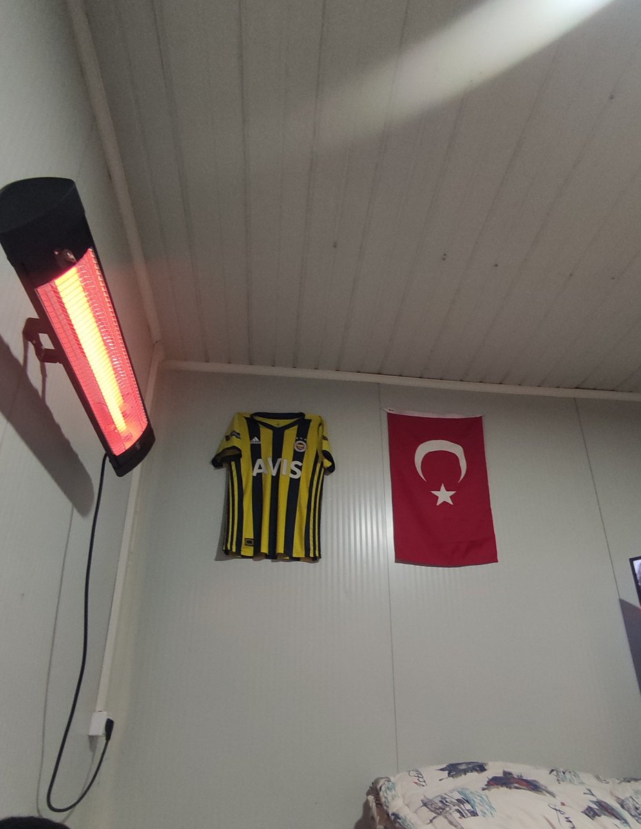 Forma geçmiş döneminki olsa bile Arma bizim Armamız, 
Evde çadırda Konteynerda Hiç Farketmez;
Heryerde FENERBAHÇEM