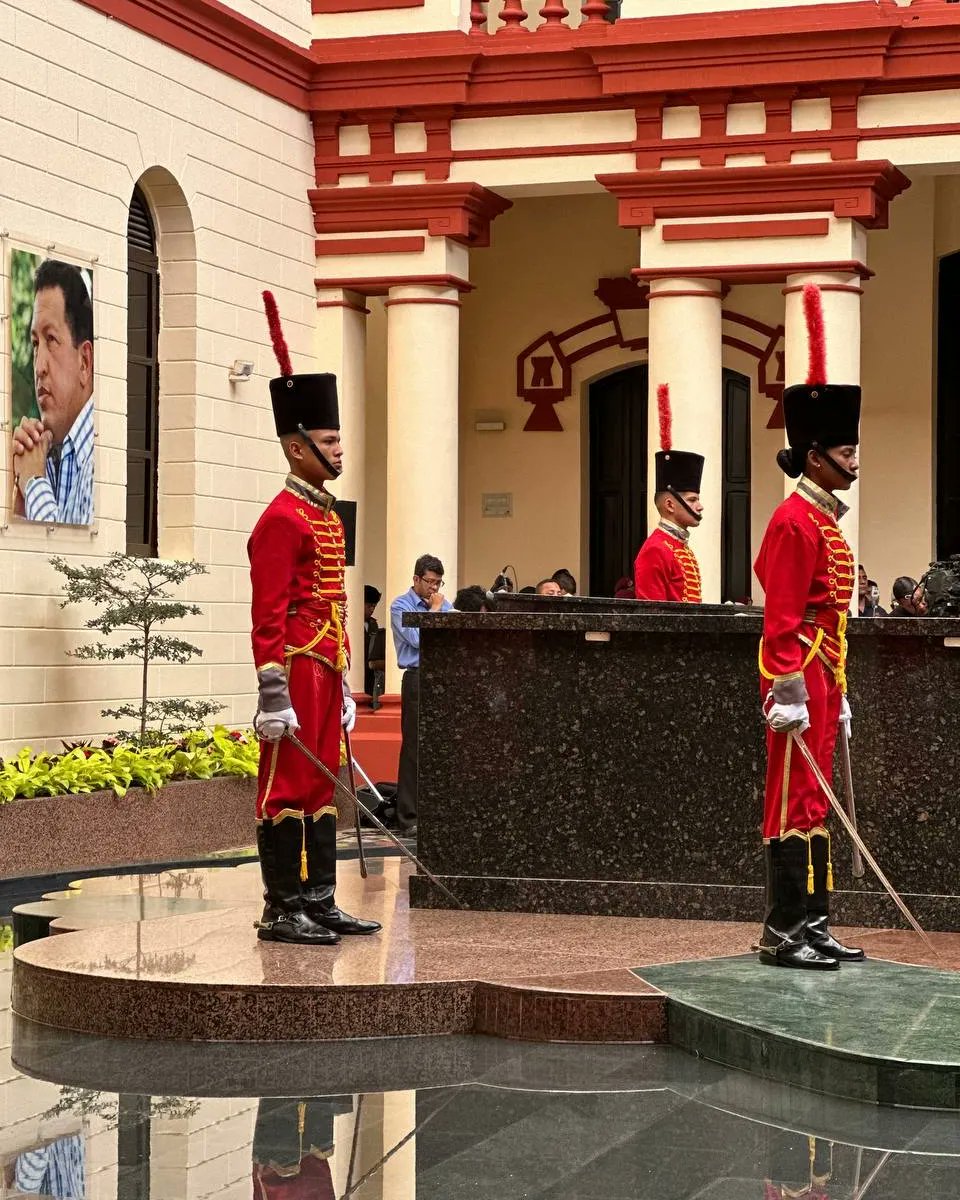 gestionperfecta's tweet photo. Vinimos al Cuartel de la Montaña 4F, a rendir homenaje a nuestro gran maestro, el Comandante Hugo Chávez, a 10 años de su siembra.

Recordamos el amor, entrega y grandes ideas que nos legó este líder inolvidable, que está vivo en el corazón de los pueblos. 

#YoSoyChávez https://t.co/L6mw4I3nUQ