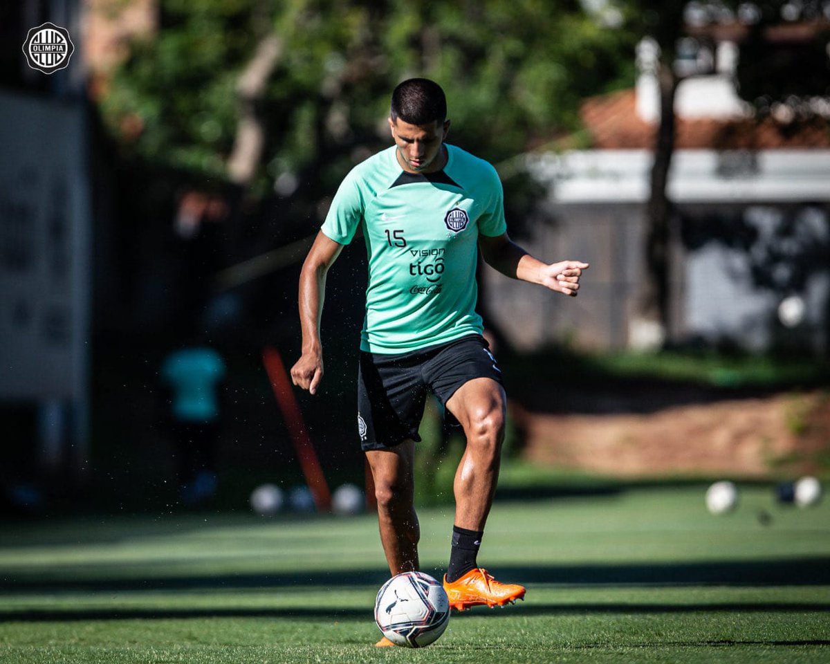 El Decano entrenó esta mañana en la Villa Olimpia

Mateo Gamarra cumplió con sus 2 partidos de suspensión y está disponible para el partido del miércoles a las 19:30 ante Nacional en el Defensores del Chaco
