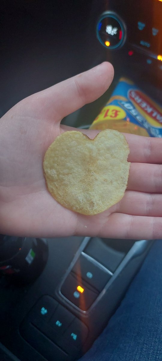 AndyFarrell76's tweet photo. @walkers_crisps just found a heart-shaped crisp #lovefromwalkers https://t.co/kSb1nlXZXN