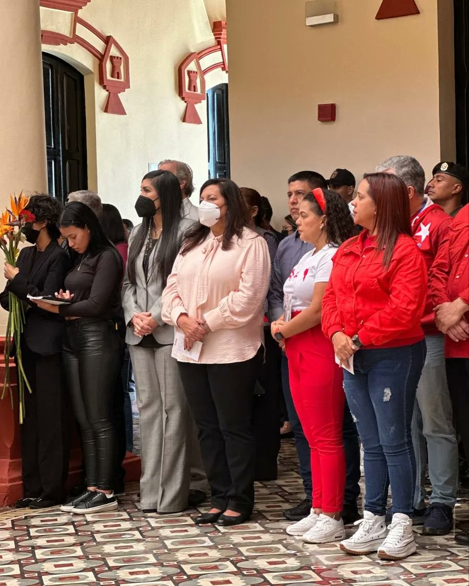 Vinimos al Cuartel de la Montaña 4F, a rendir homenaje a nuestro gran maestro, el Comandante Hugo Chávez, a 10 años de su siembra.

Recordamos el amor, entrega y grandes ideas que nos legó este líder inolvidable, que está vivo en el corazón de los pueblos. 

#YoSoyChávez