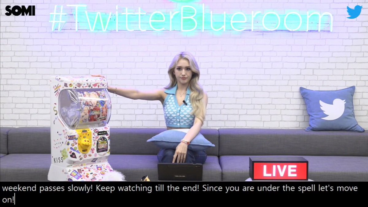 ˒˒ ¿Qué día es hoy? Día de #𝖉edėʼs𖦹𝙱lue·𓂂𝕣oom y, obviamente, no me lo podía perder. Mientras aprovecho a comer algo también voy a disfrutar el #𝓅oison୭次𝖑ive de esta belleza. 

꒷ ៸៸  𝖇ɑd luckγ.  ⏝  🐈‍⬛   𝐧ovɑ  ៹