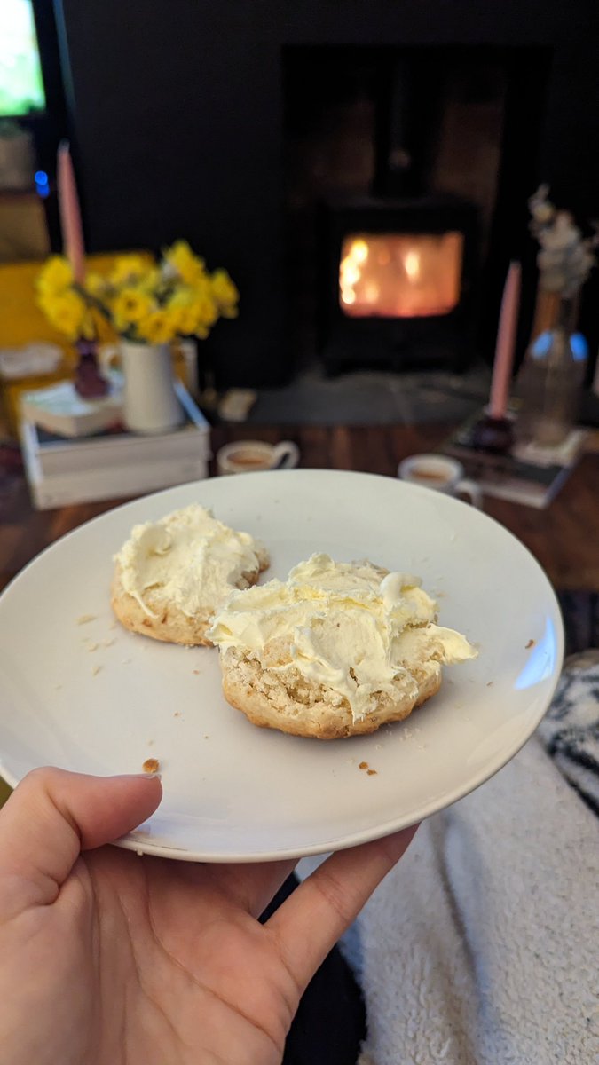 rach_electric's tweet photo. The correct way to put jam on a scone IMO https://t.co/9Px71ZICts