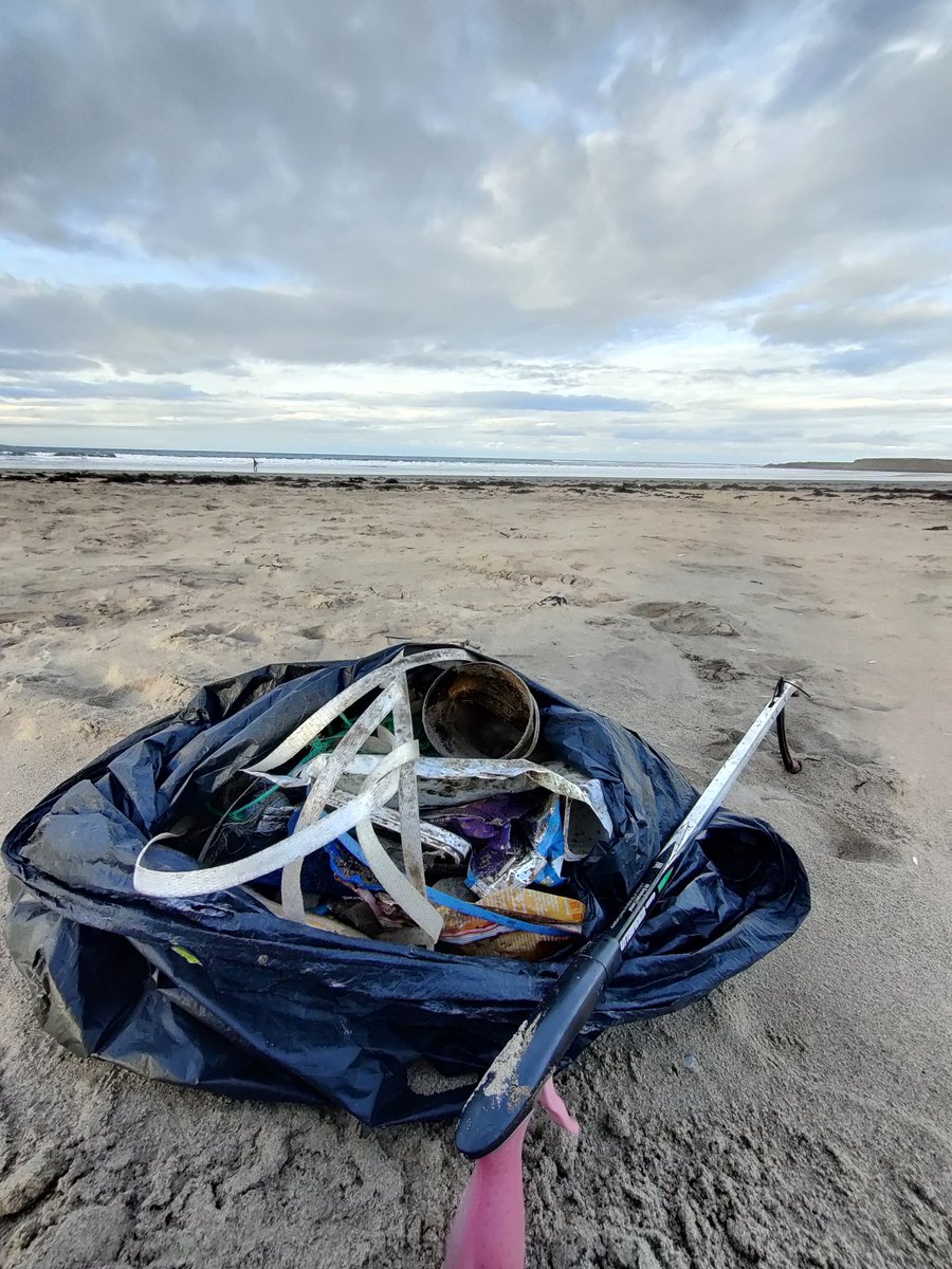 Compelled to do a #BeachClean after walk on #BelhavenBay and witnessing worst litter strandline I've ever seen here. Lots left behind. Nature needs us! 🌊 
#litter #conservation #PlasticPollution #STOPTHEPLASTICTIDE
@ELCrangers @goeastlothian @cathgem2000