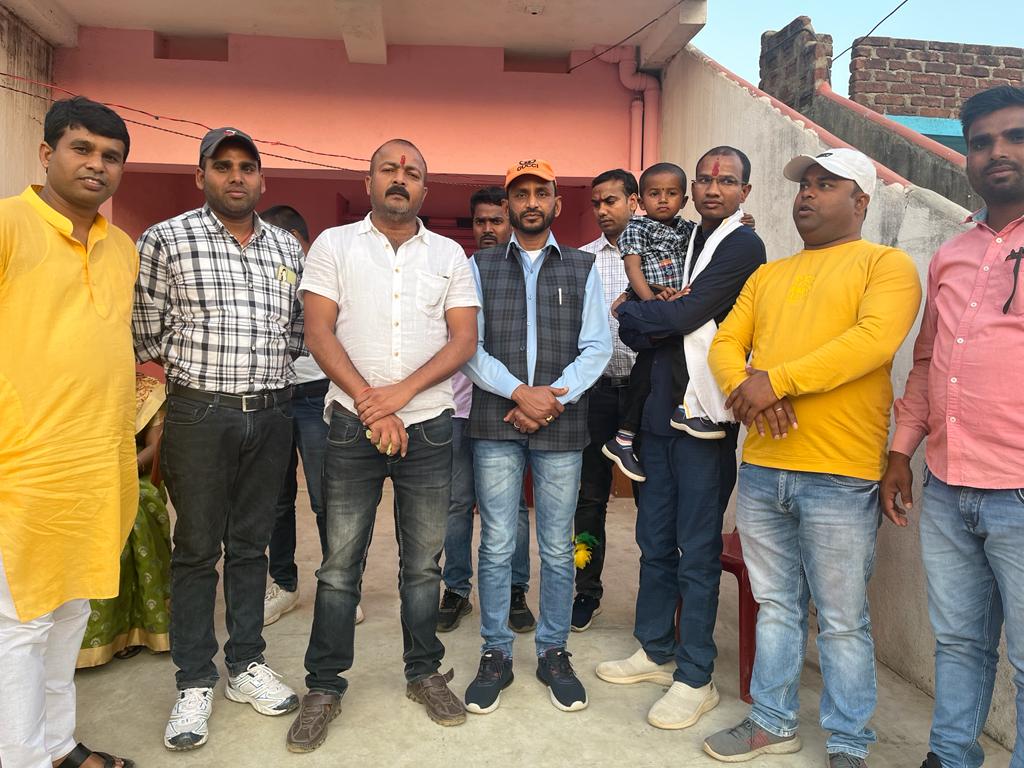 BorderGupta's tweet photo. डुमरी जिप सदस्य छोटे भाई Pradeep Mandal जी के द्वारा सोनापहाड़ी में पूजा के उपरांत जिप सदस्य छोटे भाई Durgesh Kumar Sahoo Suresh Prasad Mandal जी के साथ प्रसाद ग्रहण किया।। https://t.co/0XJPeuM0qH