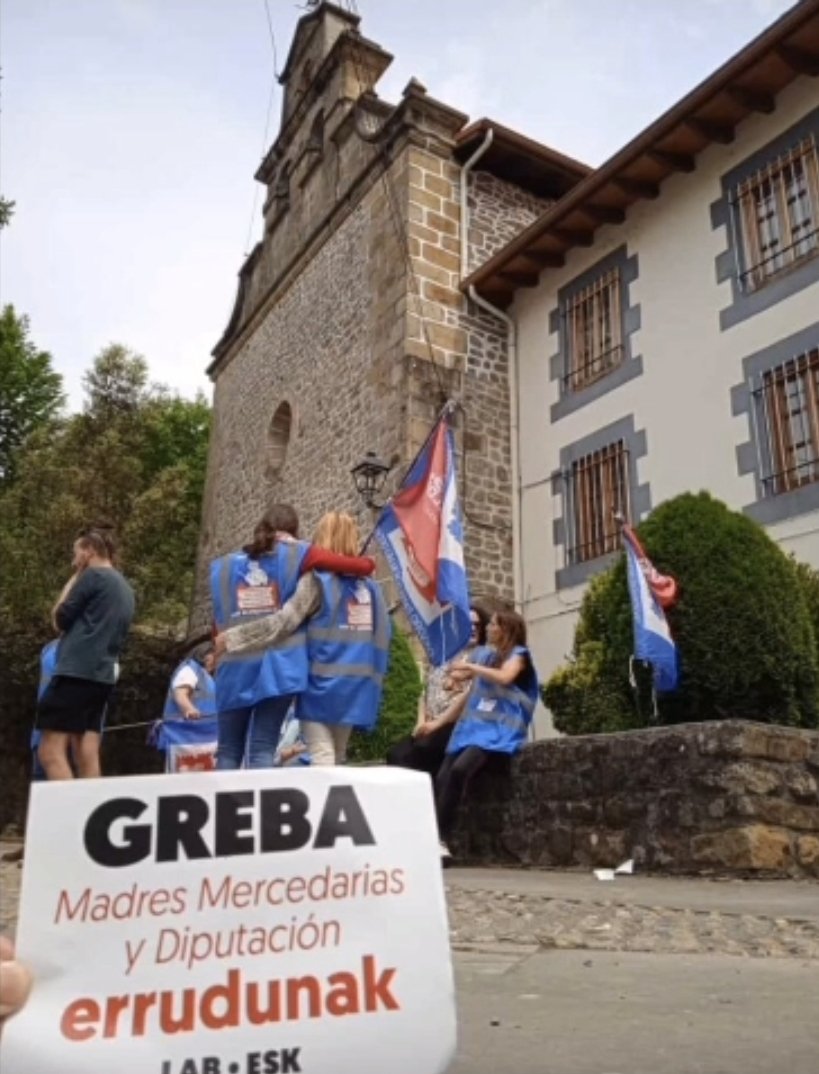 Es una pena que las Madres Mercedarias se deshagan de los centros que ya no les interesan como vulgares capitalistas cuyo único dios es el dinero.

Hermanas Mercedarias, menos postureo los domingos en misa y más labor misericordiosa con trabajadoras y usuarias del centro!!!