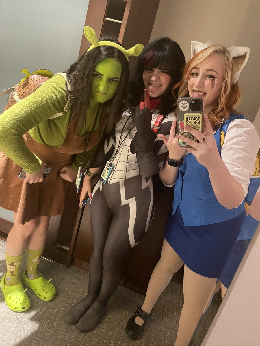 WatchGirlsPlay's tweet image. Our day 1 day 2 vibes are so cute
I love a squad mirror pic 🖤 
#ECCC #ECCC2023