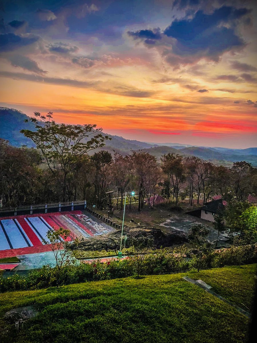 Sumandash1011's tweet photo. The sky speaks in many colours.. Just as colourful as #phdlife @Rohit101R https://t.co/C1MU8MDJey