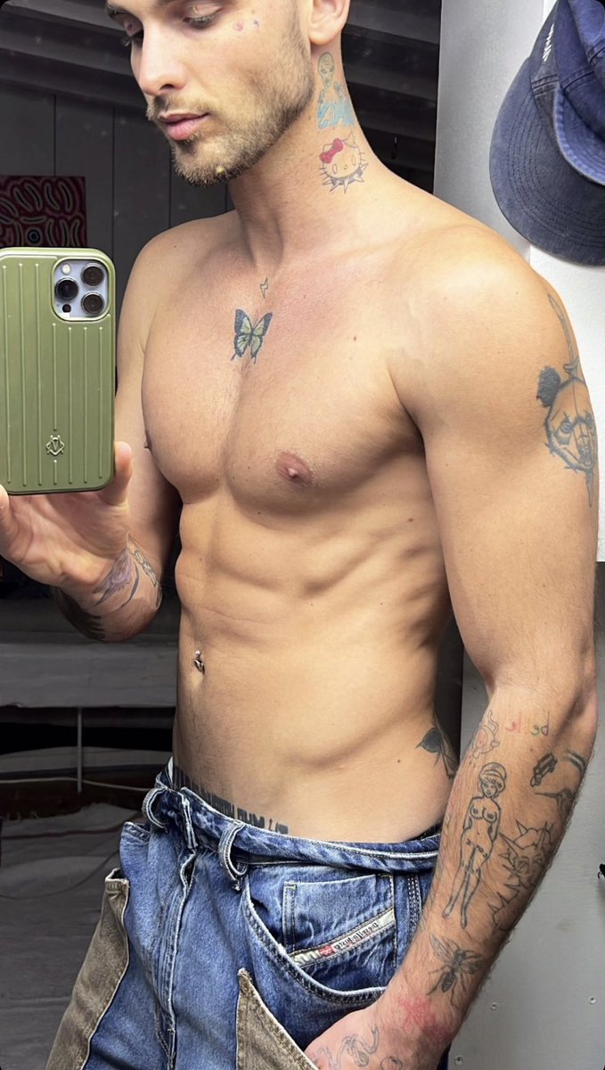 tattoo_insta's tweet photo. Bastos et vraiment sexy vous le trouvez comment ? #boy #sexy #hot https://t.co/z8j0Rc0H4x
