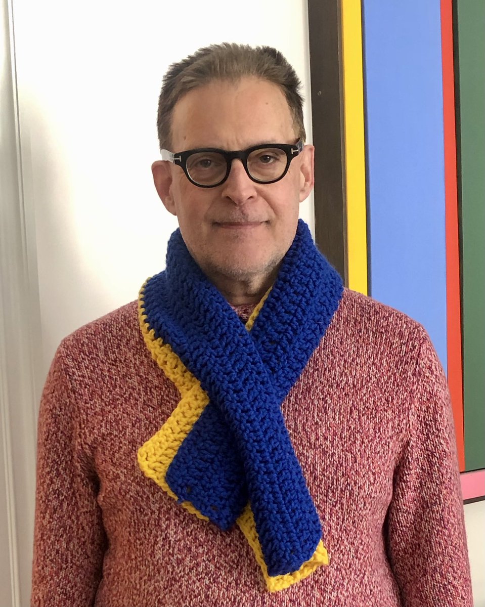 Beaucoup d’émotions pour notre rituel quotidien avec des Ukrainien.nes devant @consulate_of. Notre amie Zhenia tient un drapeau Ukrainien signé par des soldats Ukrainiens. Elle m’a aussi remis un beau foulard aux couleurs de l’Ukraine tricoté pour moi par une Ukrainienne