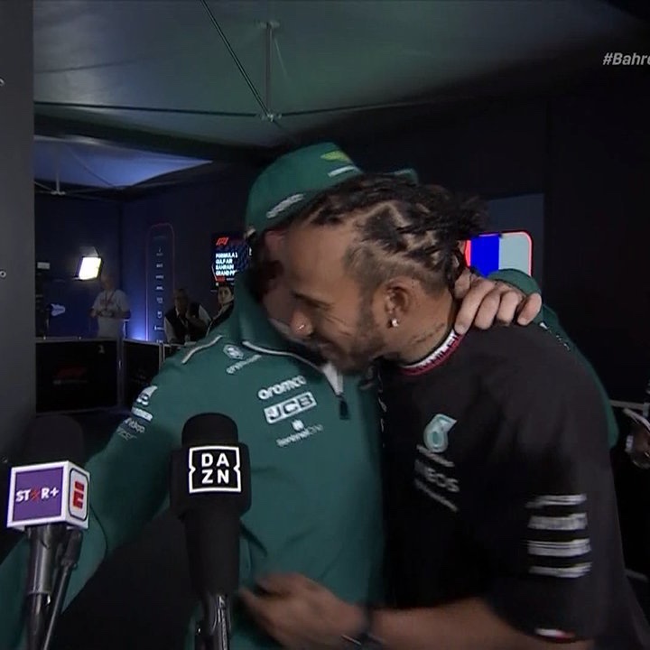 TearOffFR's tweet photo. La belle accolade entre Fernando Alonso et Lewis Hamilton après ce #BahrainGP ! 🫶

(📸 @dazngroup / #F1) https://t.co/A0U9FmuzzE
