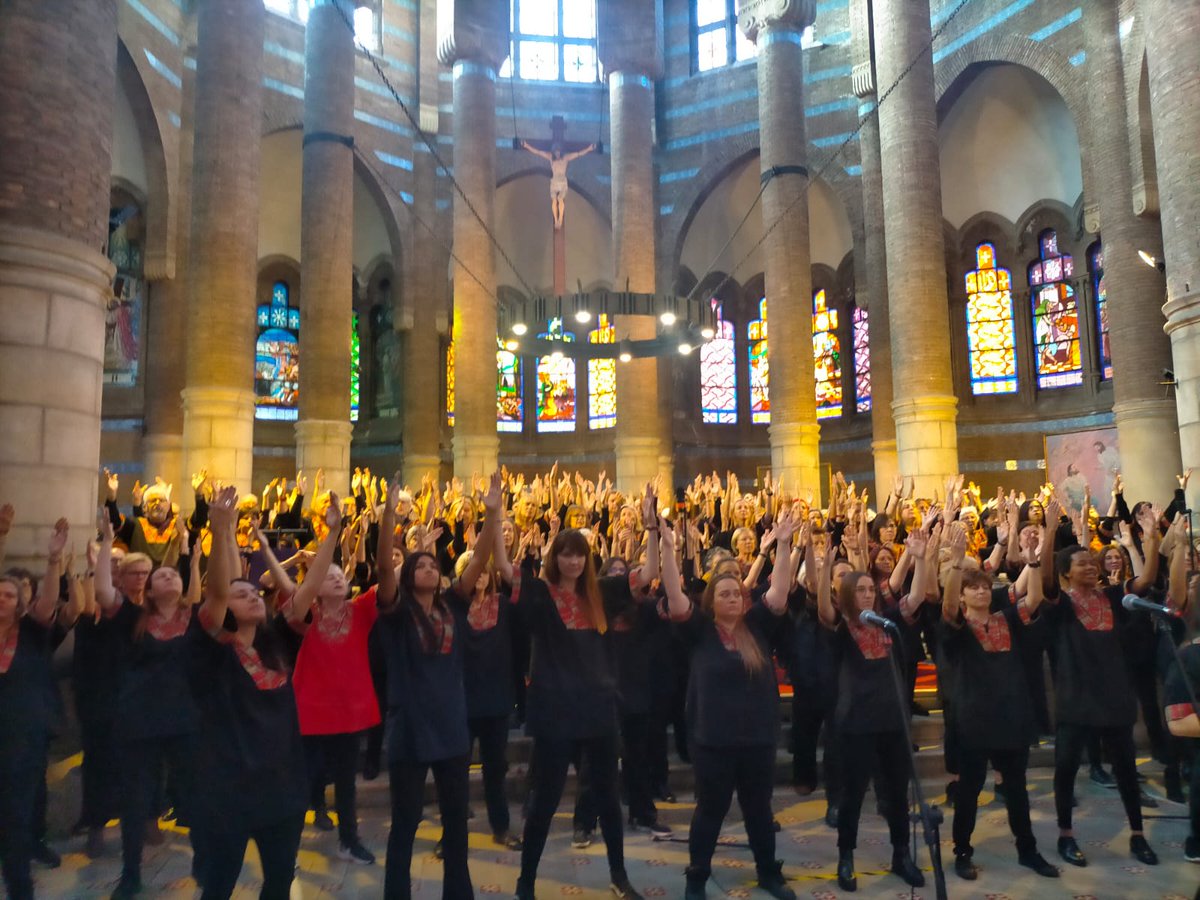 IRSantPau's tweet photo. Gràcies de tot 💚 a Little Light Gospel Choir, Clarence Bekker i tothom qui ha fet possible aquest diumenge el primer concert a benefici de la #recerca de l'#IIBSantPau. 

Èxit total d'assistència i un emocionant Happy Day 🎶 a l'església de #SantPau! 

#ambtufemrecerca https://t.co/KLdLwcx1D0
