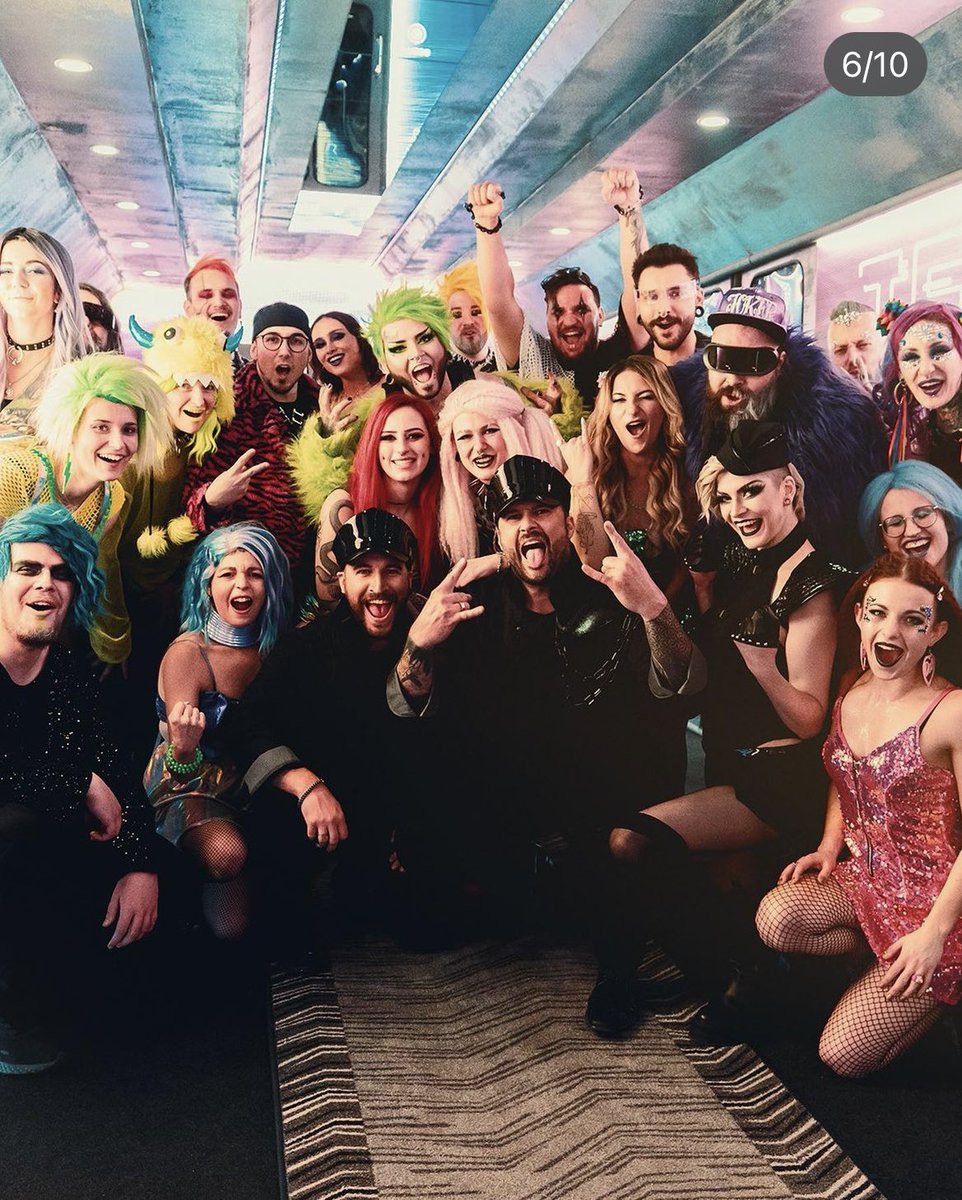 Dieser Videodreh hat so viel kleine bzw für mich große Dinge verändert. Bin so krass dankbar für die wundervollen Leute die ich kennenlernen durfte. 2023 ist mit nem Knall gestartet. Ich habe nur Liebe für diese Band und die Crew. 🤍🤍🤍 auf viele weitere tolle Erlebnisse.