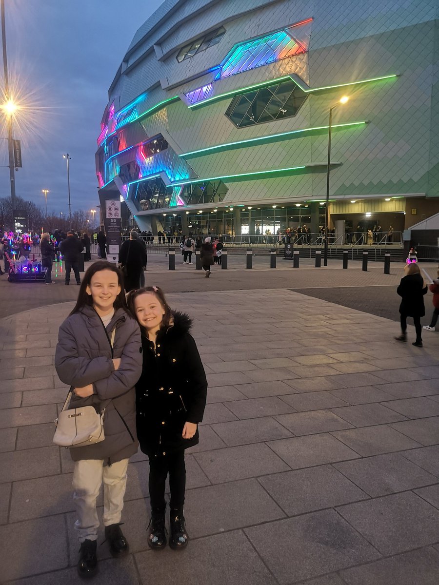 becemwhiteley's tweet photo. @yr3melthamce m and her cousin went to Disney on ice, what a fabulous evening ❤️❄️👸 https://t.co/jrPLhBRanN