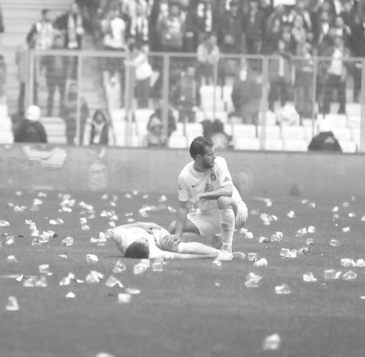 Dikkat, bu tweet sadece futbol deontolojisiyle alakalı. Acaba tarihte kaç maçta kaç ülkede bir hakem, bu koşullar karşısında düdüğü çalıp maçı iptal etmekten geri durmuştur? Merak ediyorum. Futbol basını araştırsın bizler için, aydınlanalım.