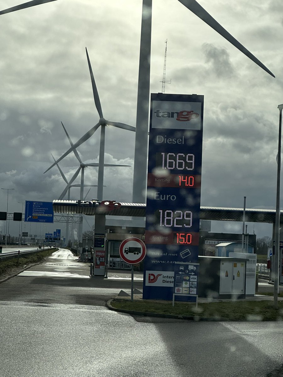 ZawadkaMarek's tweet image. Raport paliwowy:-) UK tydzień temu. Różnica między 1,65 a 1,79, NL stabilnie, Niemcy jak widać. Slubice taniej niż jadąc A4, i to o wiele 1/2 #paliwo #gospodarka #orlen