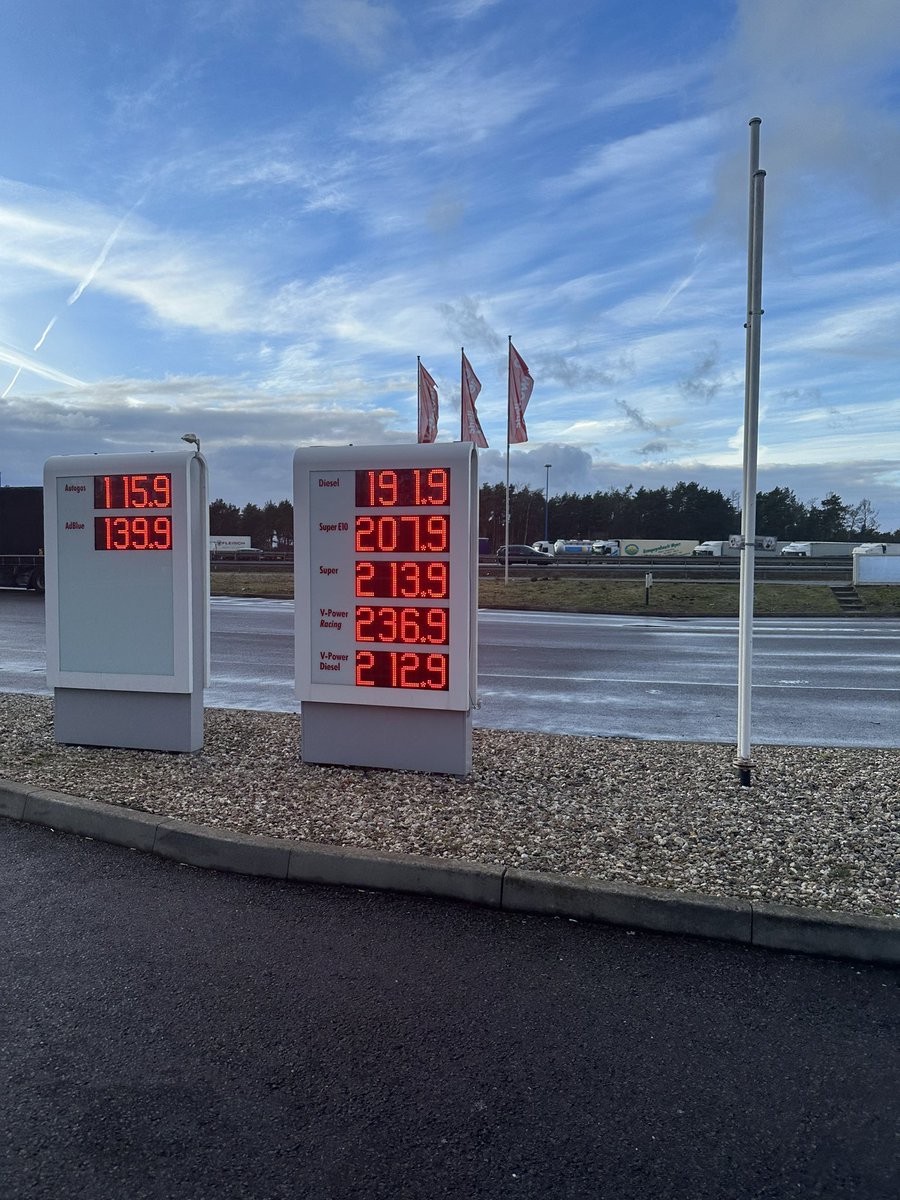 ZawadkaMarek's tweet image. Raport paliwowy:-) UK tydzień temu. Różnica między 1,65 a 1,79, NL stabilnie, Niemcy jak widać. Slubice taniej niż jadąc A4, i to o wiele 1/2 #paliwo #gospodarka #orlen