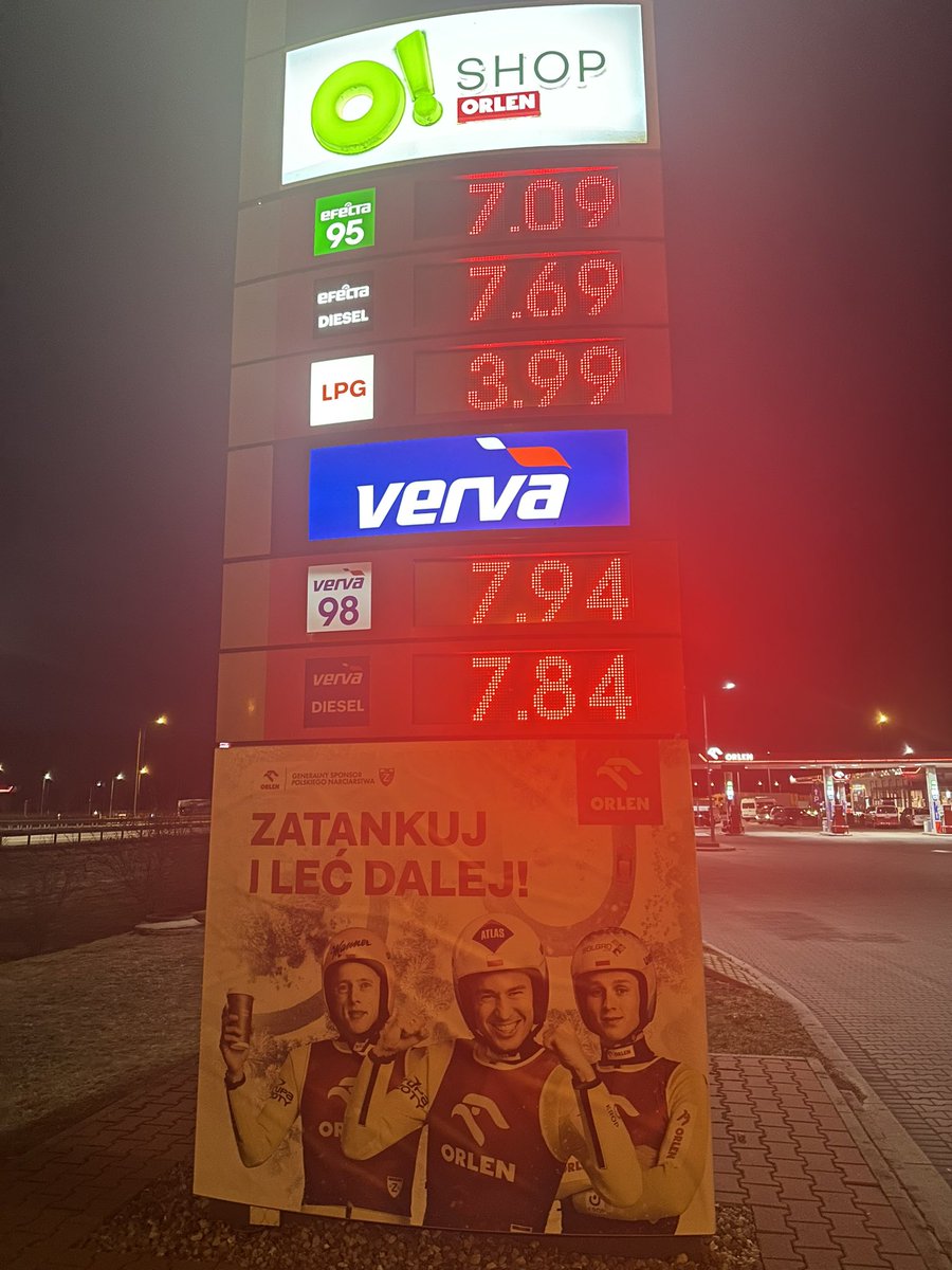 ZawadkaMarek's tweet image. Raport paliwowy:-) UK tydzień temu. Różnica między 1,65 a 1,79, NL stabilnie, Niemcy jak widać. Slubice taniej niż jadąc A4, i to o wiele 1/2 #paliwo #gospodarka #orlen
