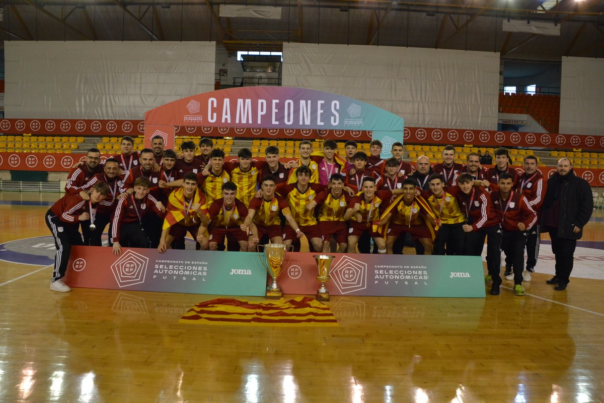 FCF_CAT's tweet photo. 💥 𝐂𝐀𝐌𝐏𝐈𝐎𝐍𝐒 𝐃'𝐄𝐒𝐏𝐀𝐍𝐘𝐀 💥

🟡🔴 Catalunya sub 19 guanya el Campionat d'Espanya amb una exhibició de futbol sala

🏆 Catalunya ha guanyat 6⃣ a 4⃣ davant @FFCM_es 

👏🏽 Enhorabona ❗️

📝: https://t.co/Ih3z9mSe0S

#CampionatsEspanyaFS #Sub19FS https://t.co/8NMolt6tQB