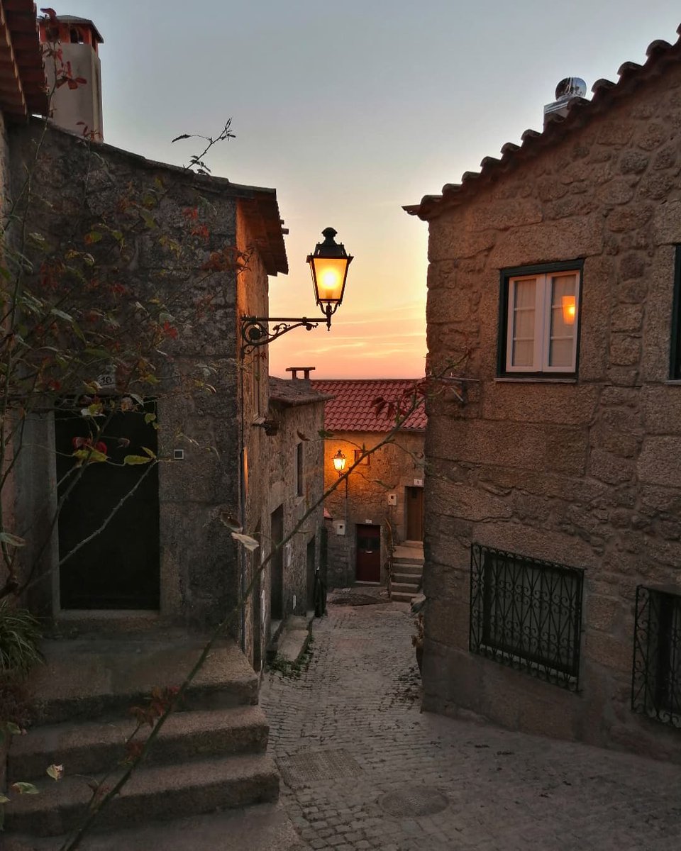 "Meto-me para Dentro
Meto-me para dentro, e fecho a janela.
Trazem o candeeiro e dão as boas noites,
E a minha voz contente dá as boas noites (...)"

🖋️ Alberto Caeiro, O Guardador de Rebanhos - Poema XLIX

📷 __vitorpires__ <a href="/AHistoricasPT/">AldeiasHistóricasPT</a> 

#centro #visitportugal #monsanto