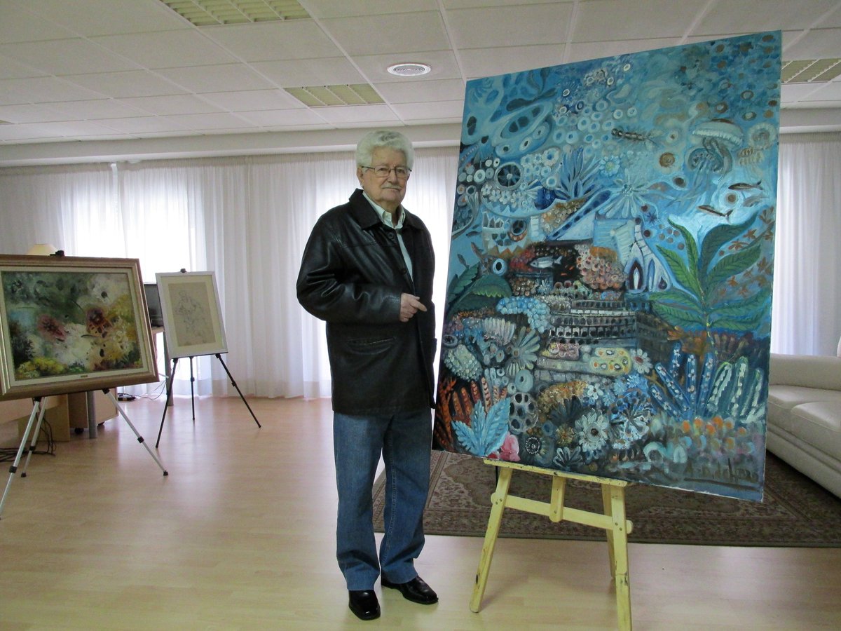 El maestro con una de sus obras, en su estudio de Granada.