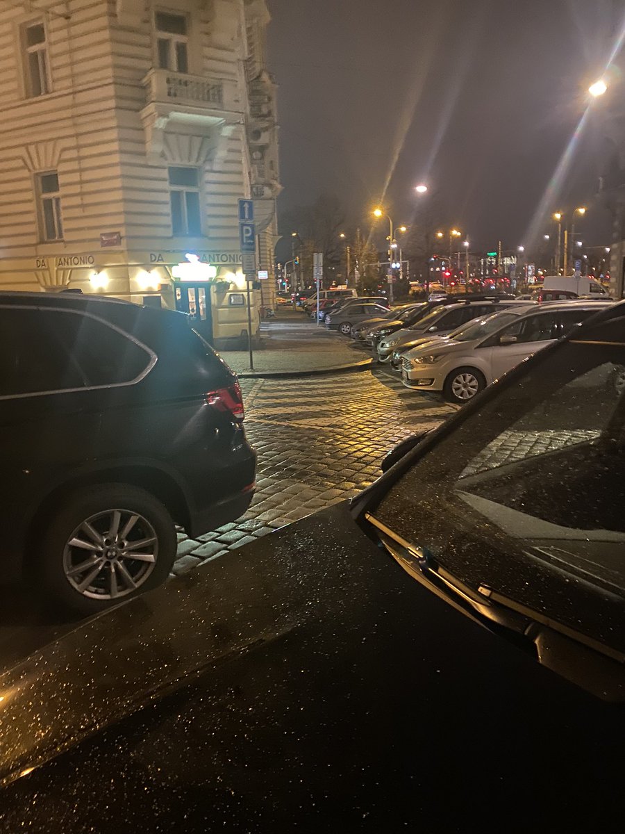 flcnMor's tweet photo. Zlurvený kolobezky a dohody provozovatel-město v praxi. Chodník a místo určené pro kolobežky na protější straně ulice (cca 10m)… #kolobezky #praha #praha2 #centrum @michal_zuna https://t.co/US0JXw9aKS