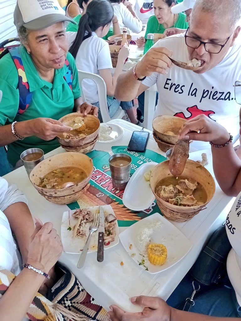 Rebolo__'s tweet photo. ¡Ajá! Aquí todos y todas casuales en la famosa "Casita de Paja" en Rebolo disfrutando de un buen sancochirris, no crean que nada más es caminar y hablar 🍵🍺🍚 https://t.co/Mu7ifpDKQz