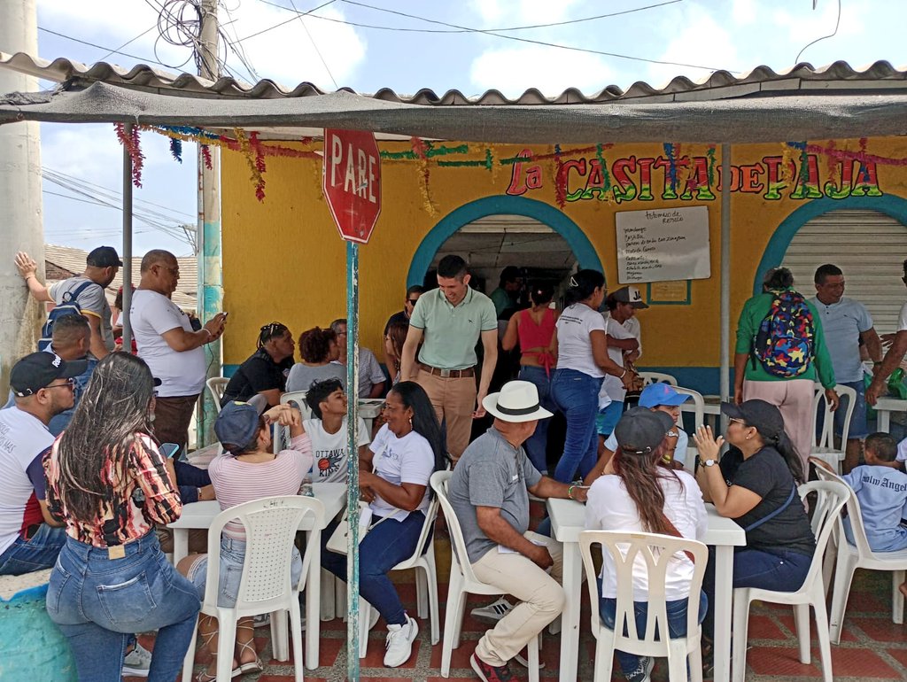 Rebolo__'s tweet photo. ¡Ajá! Aquí todos y todas casuales en la famosa "Casita de Paja" en Rebolo disfrutando de un buen sancochirris, no crean que nada más es caminar y hablar 🍵🍺🍚 https://t.co/Mu7ifpDKQz
