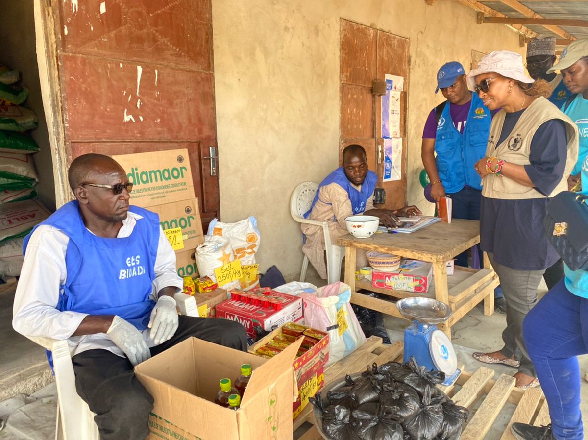 WFP_Cameroon's tweet photo. #Cameroon🇨🇲

Visiting an #IDP distribution site in #Zamai where families receive cash to buy a variety of local foods from retailers &amp; farmers
 
@WFP's cash assistance empowers communities offering the dignity of choice!!

#CashRules
#SavingLives 
#sundayvibes https://t.co/Y4H78UkosT