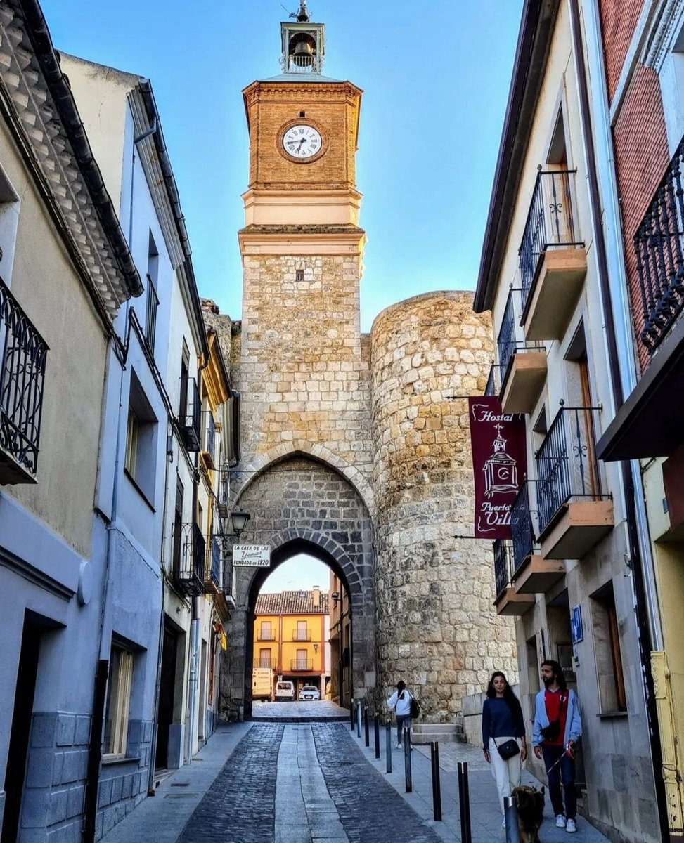 Junto con la Puerta del Mercado y la de Herreros, la Puerta de la Villa sigue formando parte del recinto amurallado de Almazán. 
¿Sabías que fue en 1886 cuando se levantó la torre para poner el reloj?
📸 <a href="/Rociowaly/">Rocio RM</a>
#Almazán #SoriaNiTeLaImaginas #Turismo #Soria #CastillaYLeón